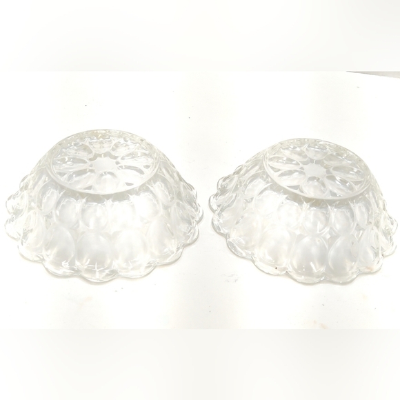 Set of 2 Vintage Pressed Glass Bowls – Scalloped Petal Edge Design - Picture 2 of 3